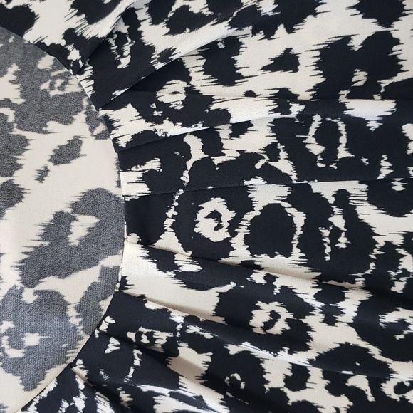 Worthington Short Sleeve Scoop Neck Ivory with Black Design Top, 1X - Picture 5 of 6